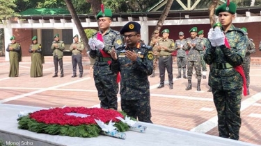 জাতির পিতা বঙ্গবন্ধুর সমাধিতে আনসার ও গ্রাম প্রতিরক্ষা বাহিনীর মহাপরিচালকের শ্রদ্ধা